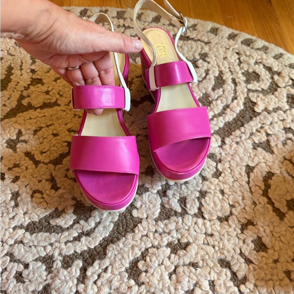 NWOT ITALIAN made fuchsia platform sandal size Euro 40.